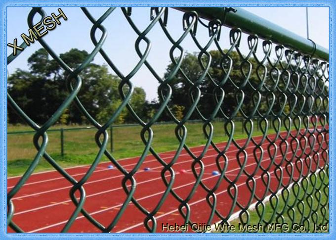 スポーツの塀として使用される緑色ポリ塩化ビニールのチェーン・リンクの塀