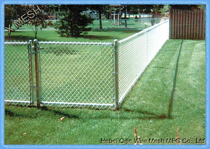 ポリ塩化ビニールは草の囲うことのために使用されたチェーン・リンクの塀に塗った