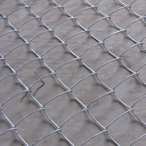 電流を通されたチェーン・リンクの塀-ダイヤモンドの網