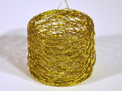 狭くしかし長いの形の金真鍮の六角形の網ロール。
