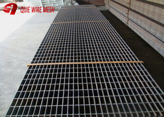 スライバ色のプラットホームによって拡大される金属の網の床のトラップの鋼鉄通路の格子