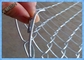 頑丈な電流を通されたチェーン・リンクの塀の生地は、歪んだ端の鉄条網50 x 50mmにパネルをはめます