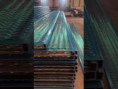 鋸歯状の S235 頑丈なグリップ ストラット通路用の穴があいた金属の板の格子