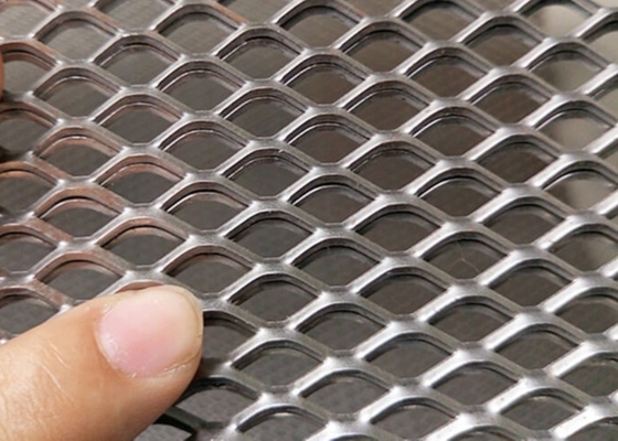 ステンレス鋼の装飾的なダイヤモンドによって拡大される金属の網0.5mの幅