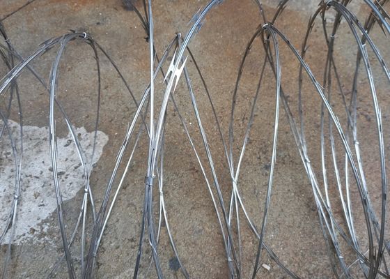 5%オフ PVC PE コーティング 防護用網/農場フェンシングのための高強度レザー刺線
