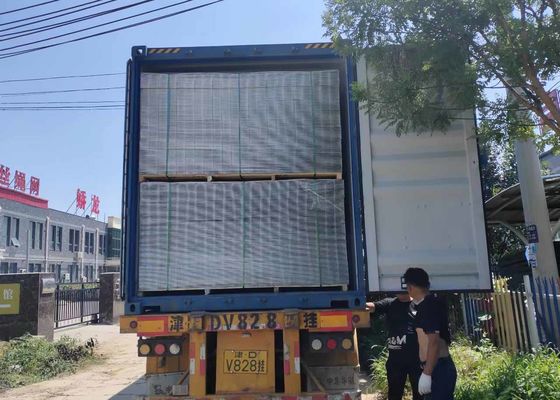 普通サイズは2のx 2インチの溶接された網ワイヤー パネル2.2mの幅に電流を通した
