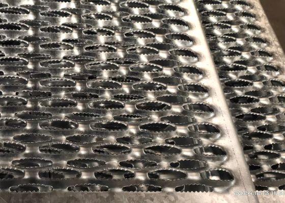 牽引アルミニウム棒によって電流を通される鋼鉄耳障りな階段踏面、穴があいたグリップの支柱の踏面