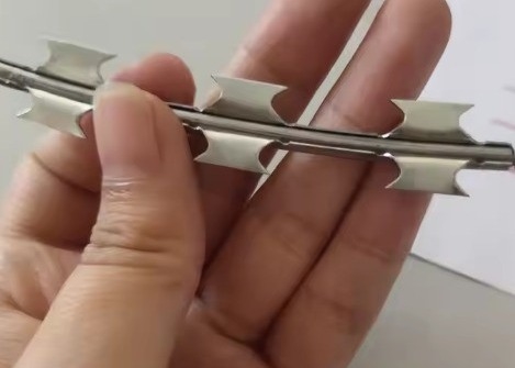 Bto-22 熱浸したガルバン化レーザーワイヤフェンス