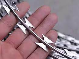 Bto-22熱い浸された電流を通された鋼鉄有刺鉄線のアコーディオン式のコイル