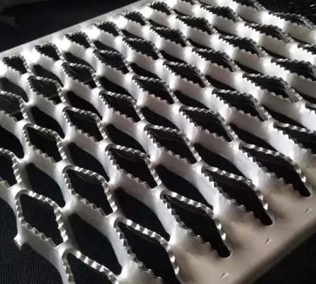 歩道プラットフォーム滑り止め安全板グレーチング/パンチングステンレス鋼階段グリップストラット