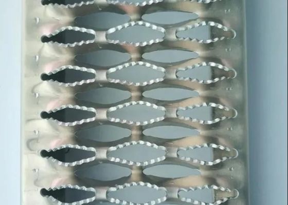 クロコダイルマウス型滑り止め歩道/アルミトレッドプレート