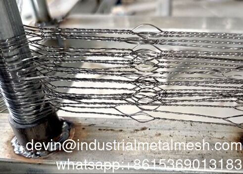 10mの周りを巡るPutanka MZPの不気味な鉄の障害物