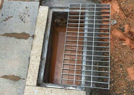 浸った熱い鋼鉄耳障りな建築材料に電流を通した