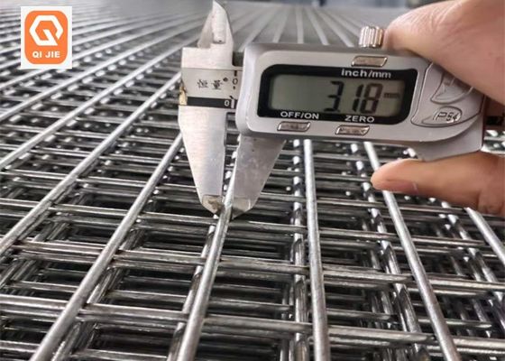 塀のパネルのための穴があいた溶接された金網ロールは電流を通した