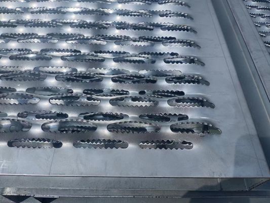 階段プラットホームENの標準のための2mmの円形の穴のグリップの支柱によって電流を通される鋼鉄格子