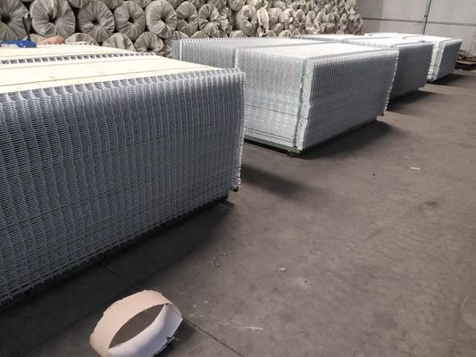 ポリ塩化ビニールは75x150mm曲げられた金属の塀に溶接した金網3dを塗った