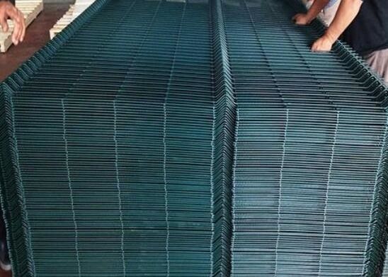 3d三角形のくねりによって曲げられた金属の塀は庭のための金網の保証パネルを溶接した