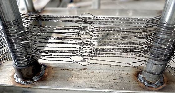 10mの周りを巡るPutanka MZPの不気味な鉄の障害物