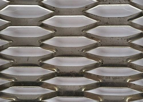 厚さ1mmの繊維の幅はアルミニウム網6.3mmの穴を拡大した